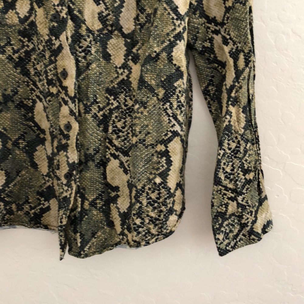 Snake print button down top - Picture 4 of 6